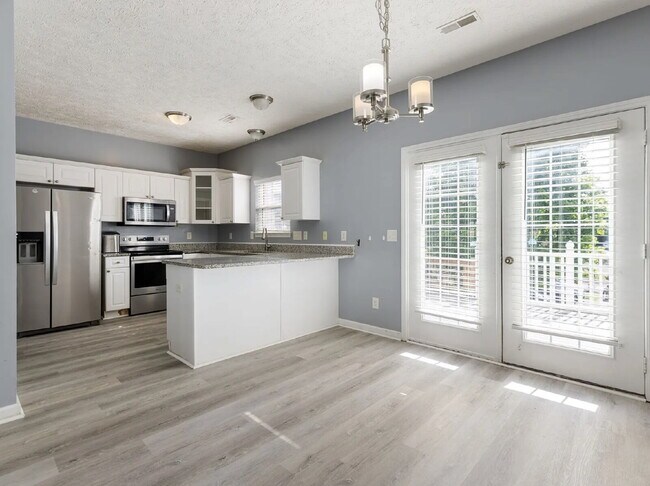 Building Photo - Renovated End-Unit Townhome with Spacious Primary Suite