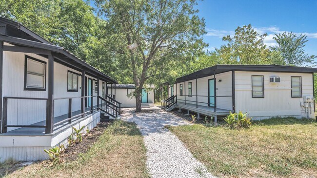 Building Photo - Cozy 1-bedroom, 1-bath duplex