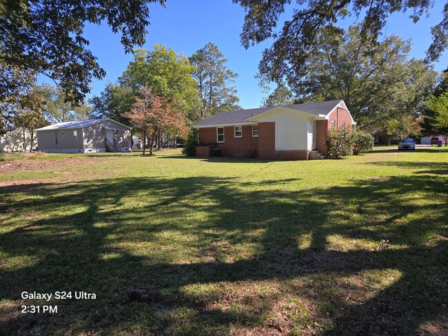 Building Photo - 3 Bedroom, 1 bath House with large yard an...