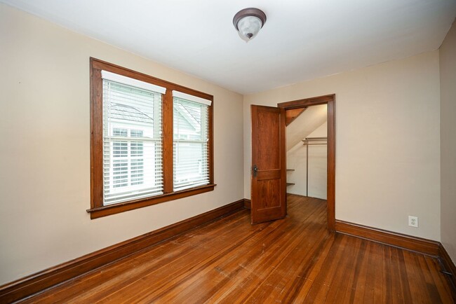 Building Photo - 387 N Montclair Ave
