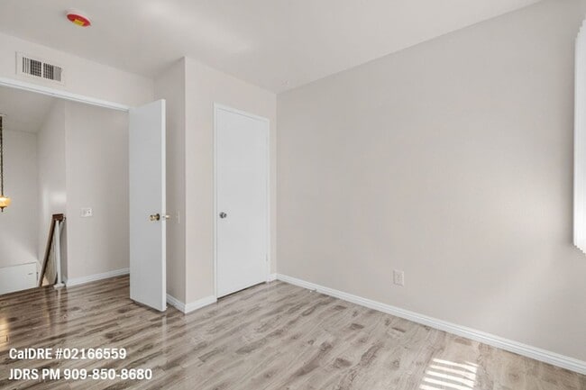 Building Photo - Walnut 3 Bedroom Townhouse