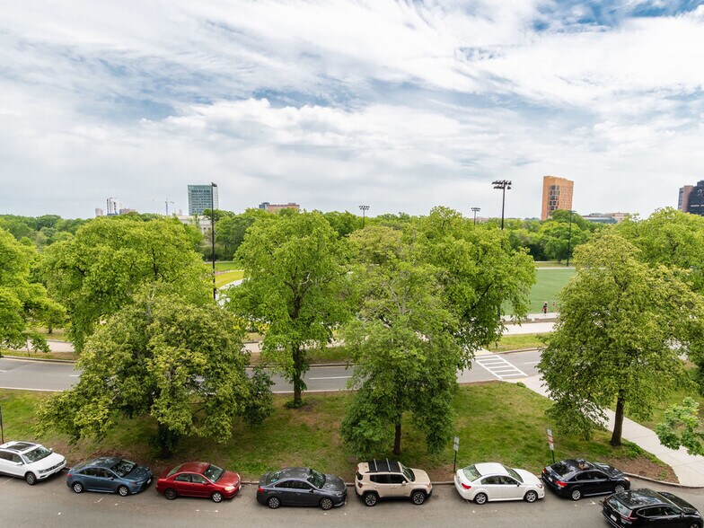 Building Photo - 131 Park Dr