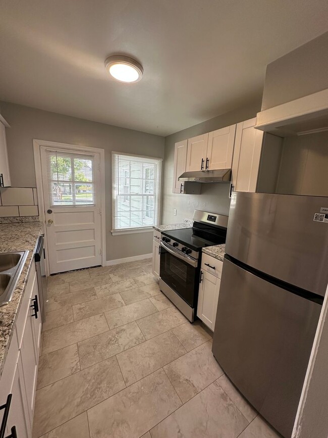 Building Photo - NICELY UPDATED 2 BEDROOM, 1 BATHROOM APART...