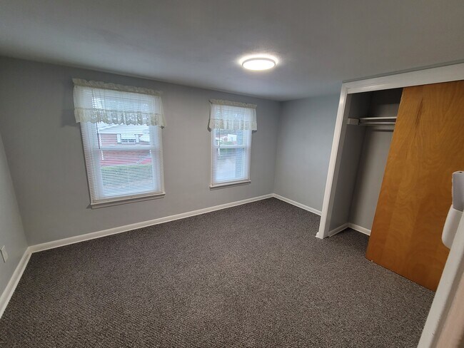 Building Photo - 21 Cook St