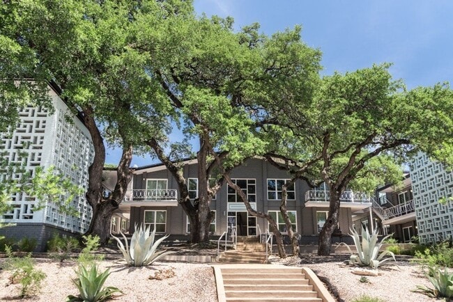 Interior Photo - River Oaks