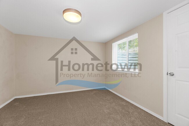 Building Photo - 4 Bedroom 2 Bathroom Home with a Fully Fen...