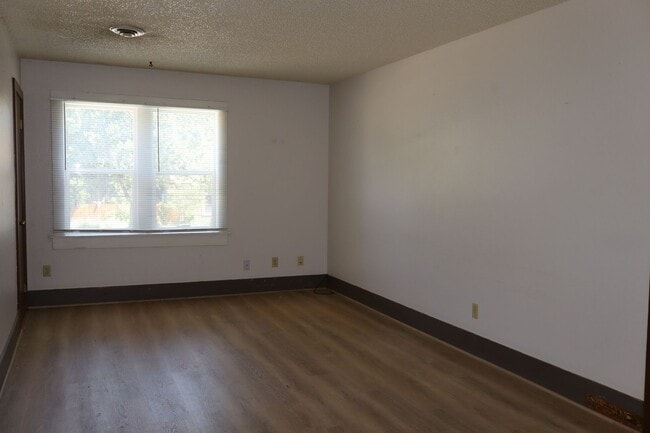 Building Photo - 411 E Plum St