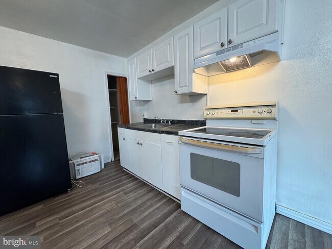 Building Photo - 222 Long Ln