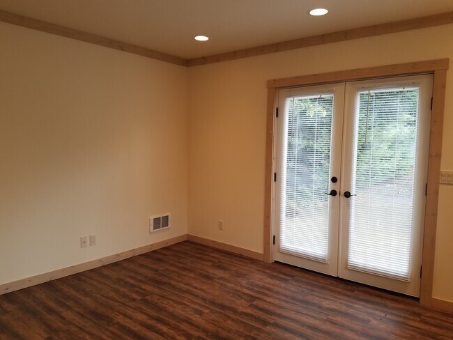 Building Photo - Studio Apartment in Poulsbo - All Utilitie...