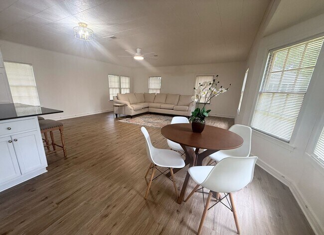 Building Photo - Cozy 3 bedroom, 2 bathroom home in Lake Charles