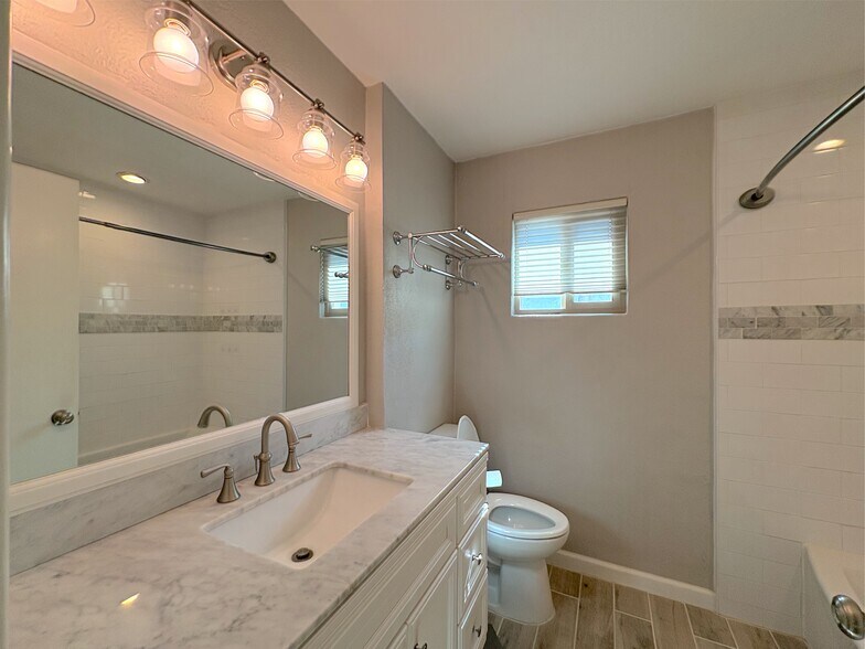 Building Photo - 7290 E Rancho Vista Dr