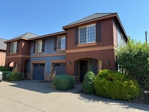 Building Photo - NW Bend 3 Bed/2.5 Bath Villa - Schaeffer D...