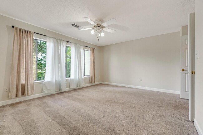Building Photo - 208 Southlake Ct