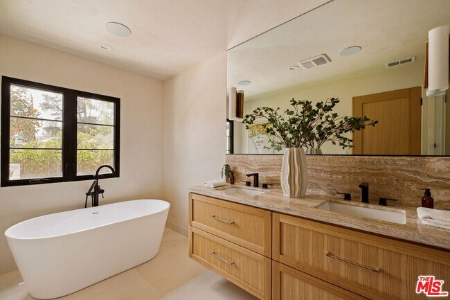 Building Photo - 8628 Edwin Dr