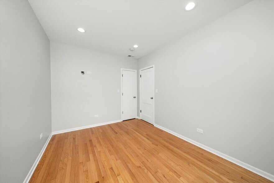 Building Photo - 5030 S Archer Ave