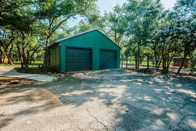 Building Photo - 204 E Lakeshore Dr