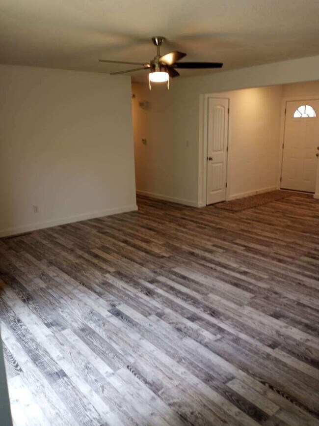 Building Photo - Fully Remodeled 3 Bed / 2 Bath Home with 2...