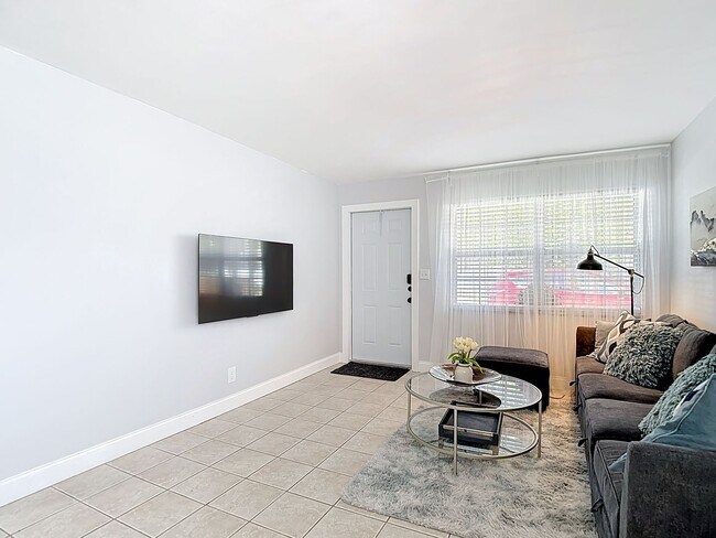Building Photo - 2 BEDROOM 1 BATH APARTMENT HOME LOCATED IN ST. PETERSBURG, FL