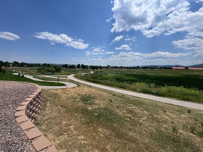 Building Photo - July 1st Move in! Top Floor 2 Bed / 2 Bath...