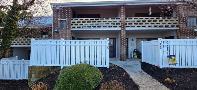 Building Photo - Stony Creek 2 Bedroom 2 Bath condo for rent $1,999/month including electric, gas, water, sewer an...