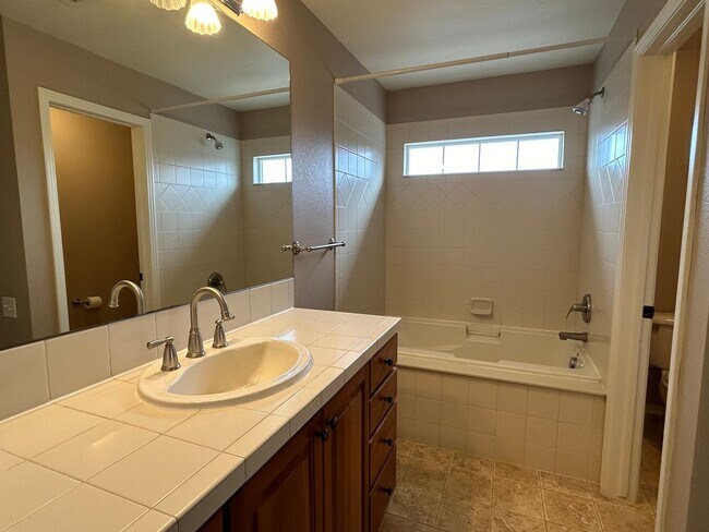 Building Photo - Spacious 3 Bed, 2.5 Bath Home with Attached Garage and Pool Access - Available Now