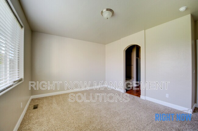 Building Photo - 4648 N Elisha Ave