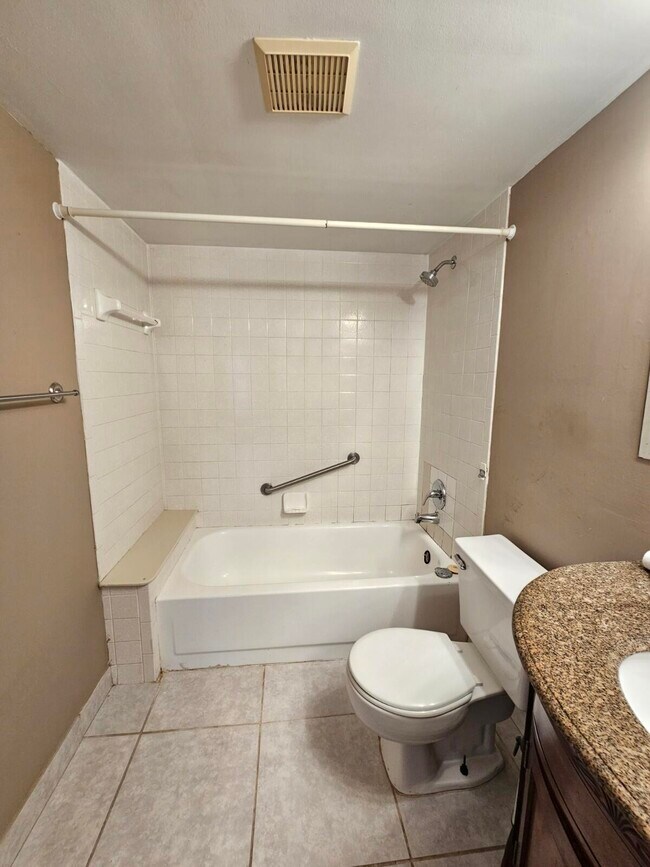 Building Photo - 724 Sunny Pine Way