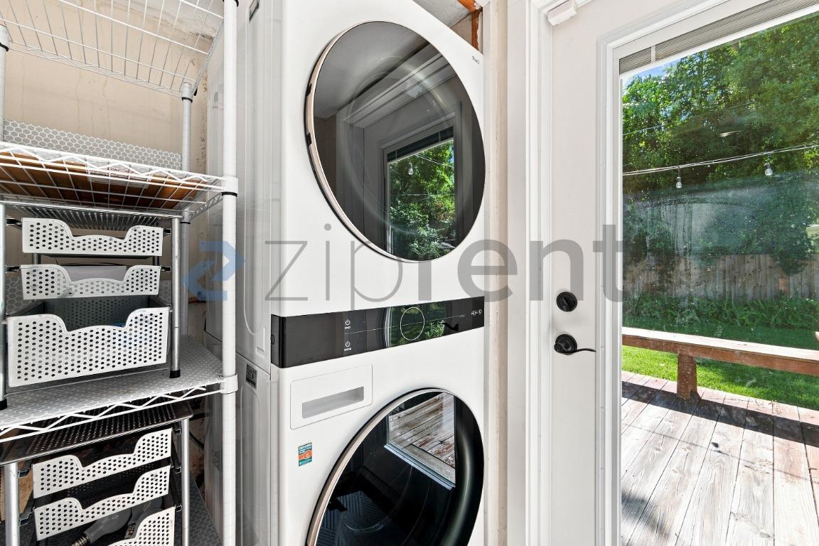 Building Photo - Unit