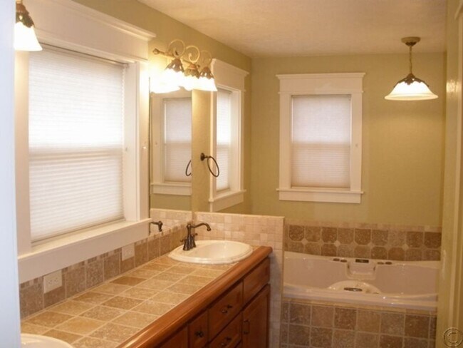 Building Photo - Stunning 4 bed, 3.75 bath Hamilton Home.