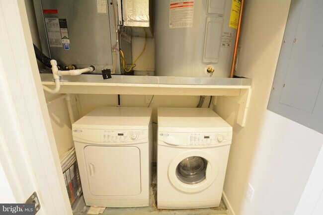 Building Photo - 900 N Washington St