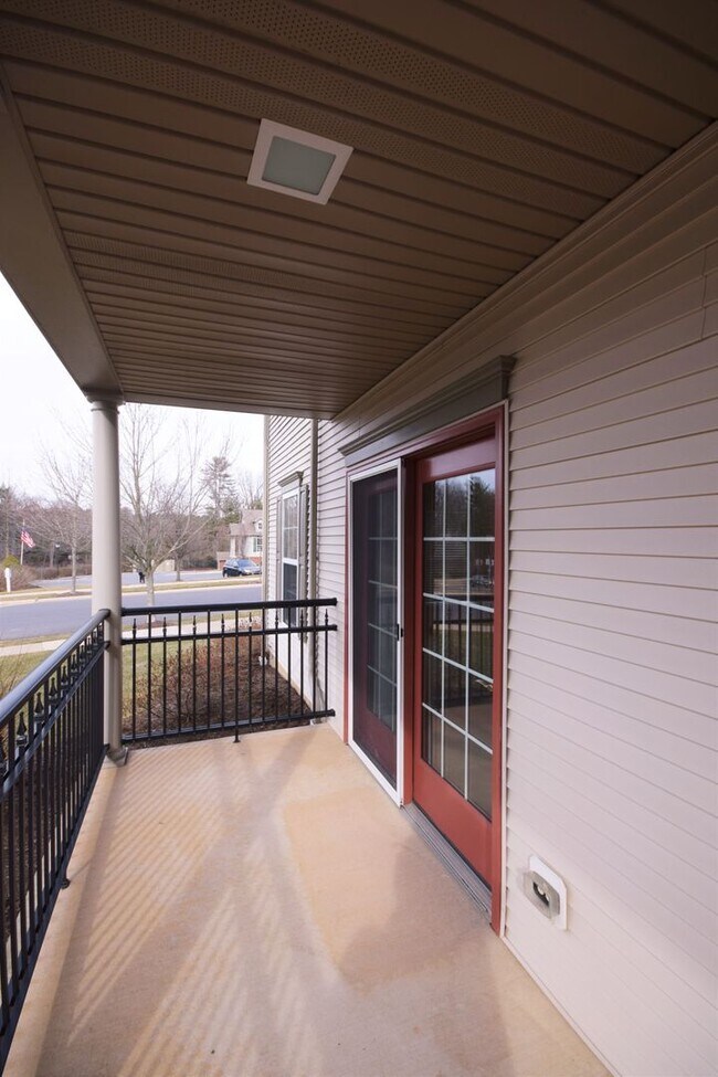 Building Photo - End-Unit Townhome in Homecoming Ridge with...
