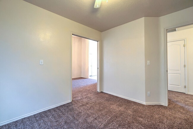 Building Photo - 3 Bedroom 2 bathroom home located near the...