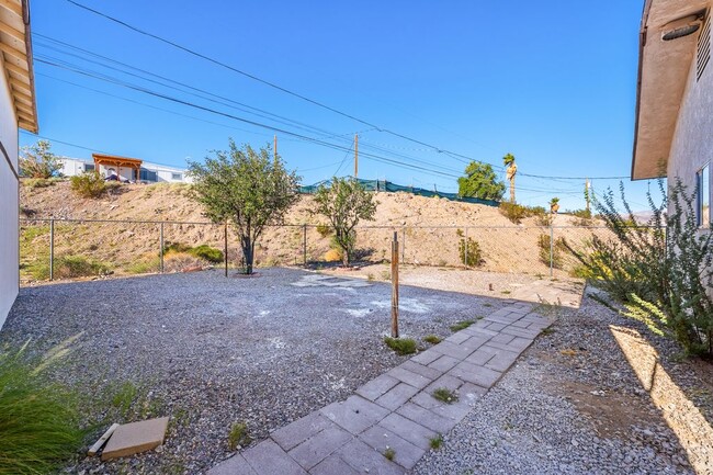 Building Photo - 1453 Luna Ln