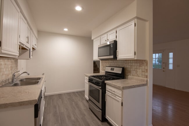 Building Photo - 300 Westwood Ct