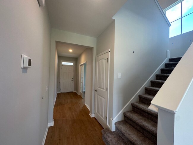 Building Photo - 16 Roxbury Dr