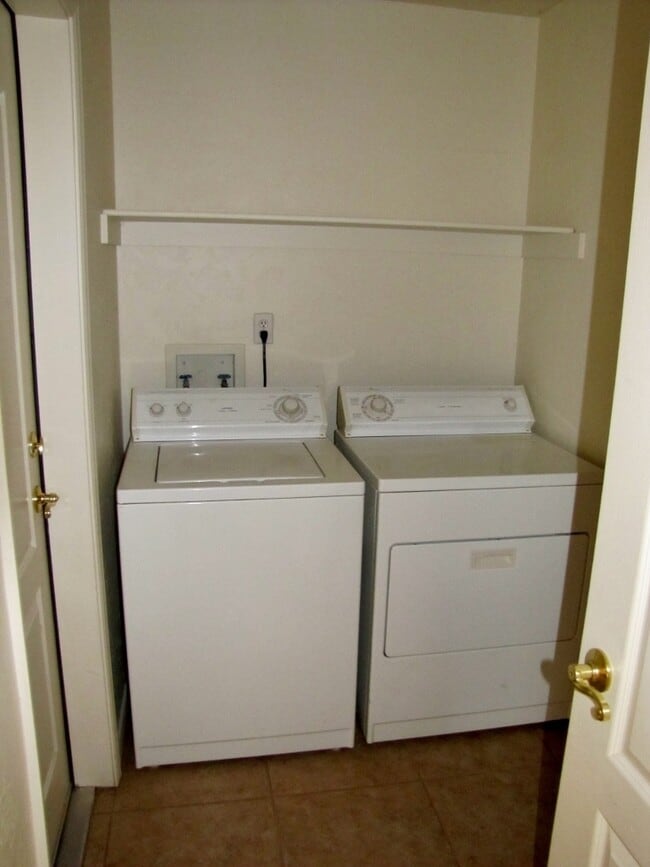 Building Photo - 3BR/2BA, 3-car garage, 1854 sq.ft. home in...