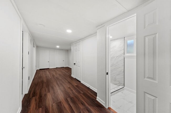 Building Photo - 632 Meadowlawn St