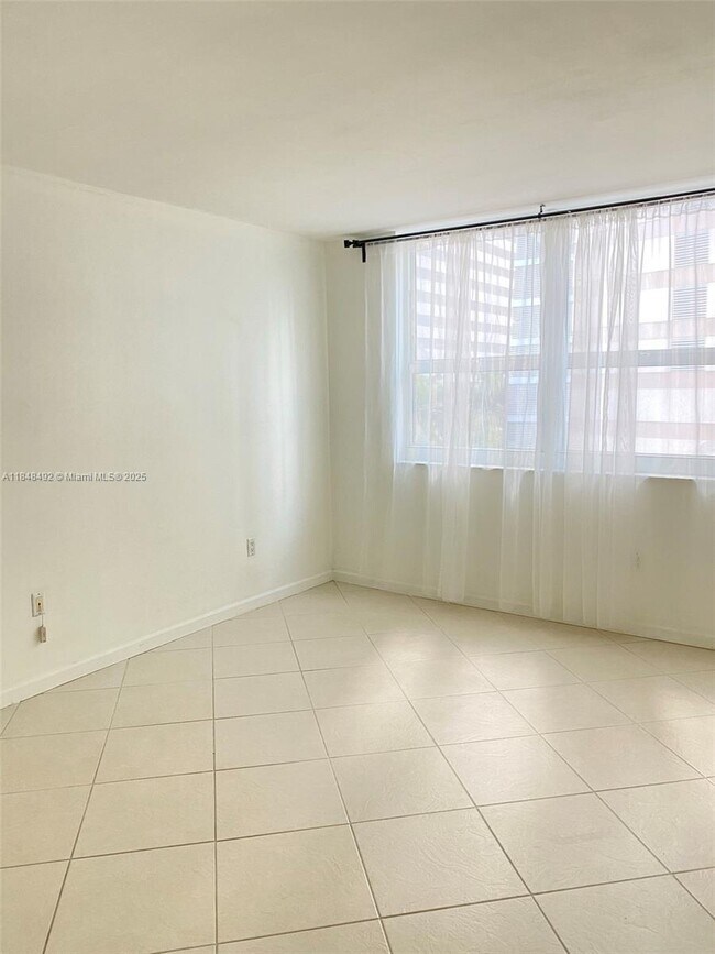 Building Photo - 1155 Brickell Bay Dr