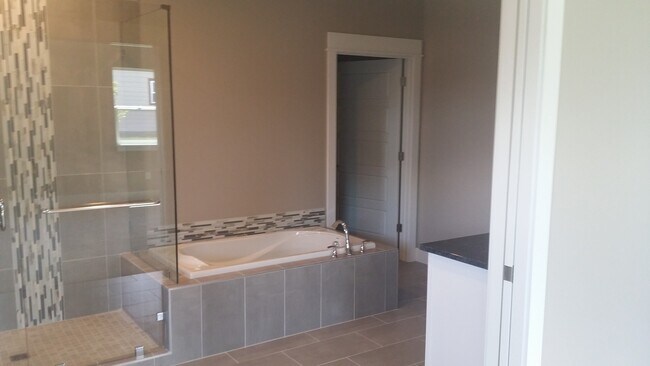 Building Photo - Large 3 Bed 2 Bath Home with 3 Car Garage