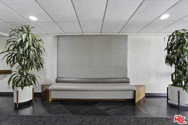 Building Photo - 740 Kings Rd