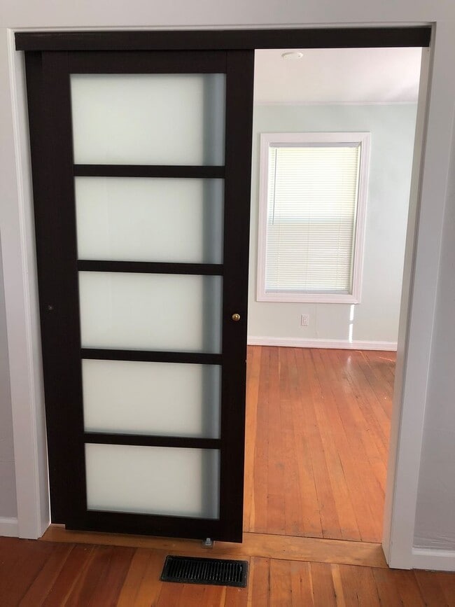 Building Photo - 2 Bedroom Bungalow close to BSU.