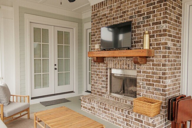 Building Photo - 4 Bedroom, 4.5 Bathroom Home!