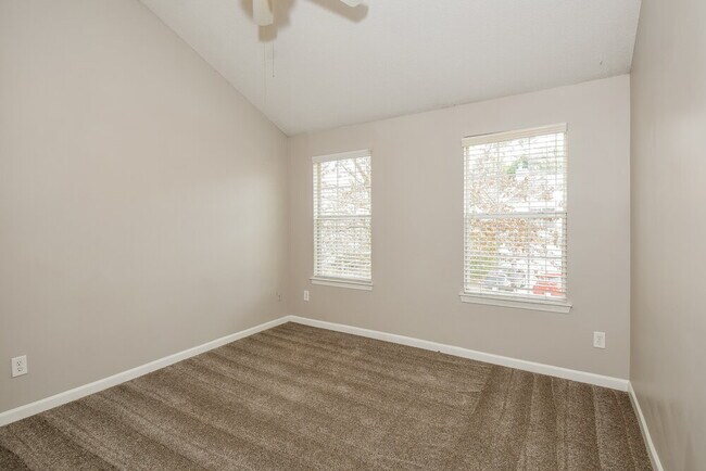 Building Photo - 123 Hidden Creek Dr