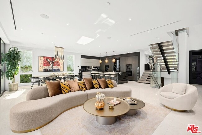 Building Photo - 1940 Kelton Ave