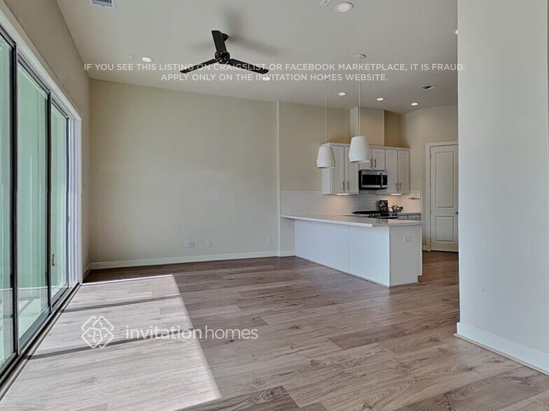 Building Photo - 713 Carriage Knls Dr