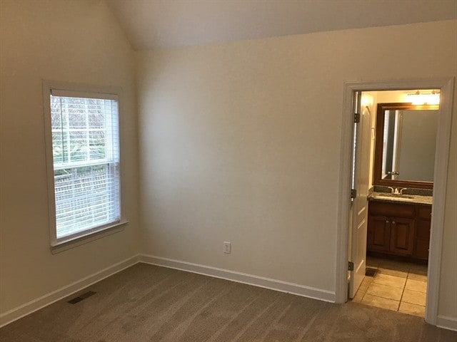 Building Photo - 560 Summit Way