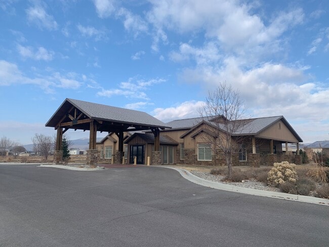 Building Photo - 460 W 600 N