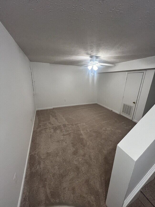 Building Photo - Charming 3-Level Townhome in Prime North Stafford Location