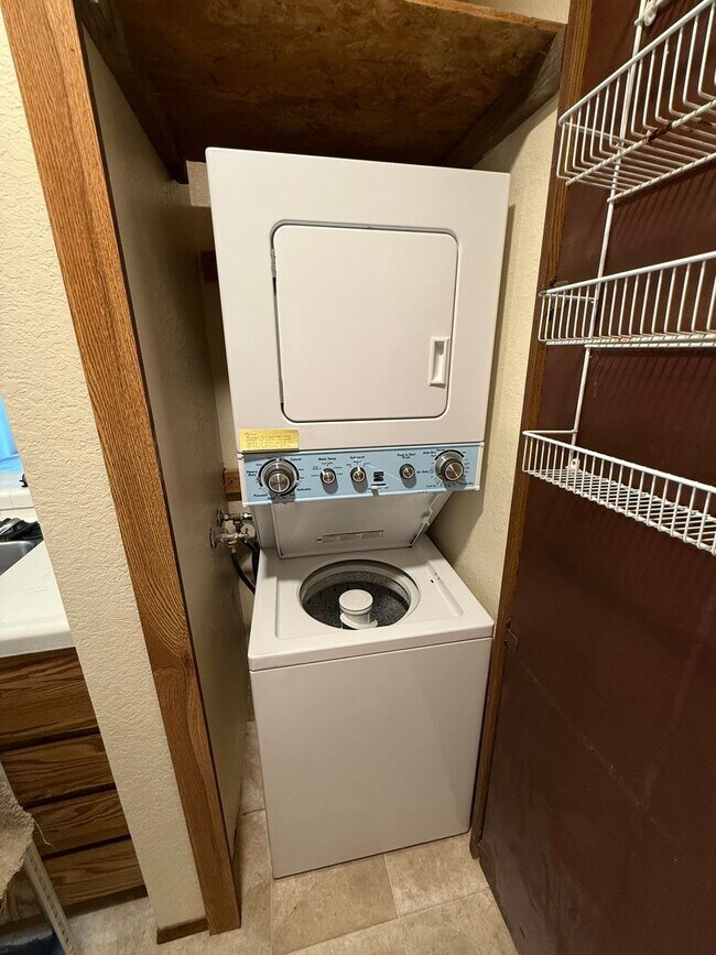 Building Photo - Spacious 1 Bedroom, 1 Bath Condo with Vaul...