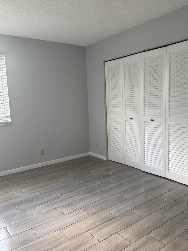 Building Photo - 1850 Fairview Villas Dr